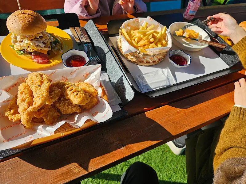 햄버거와 사이드 메뉴