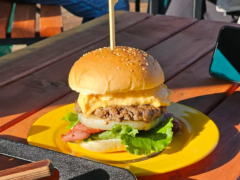 테이블에 놓인 햄버거