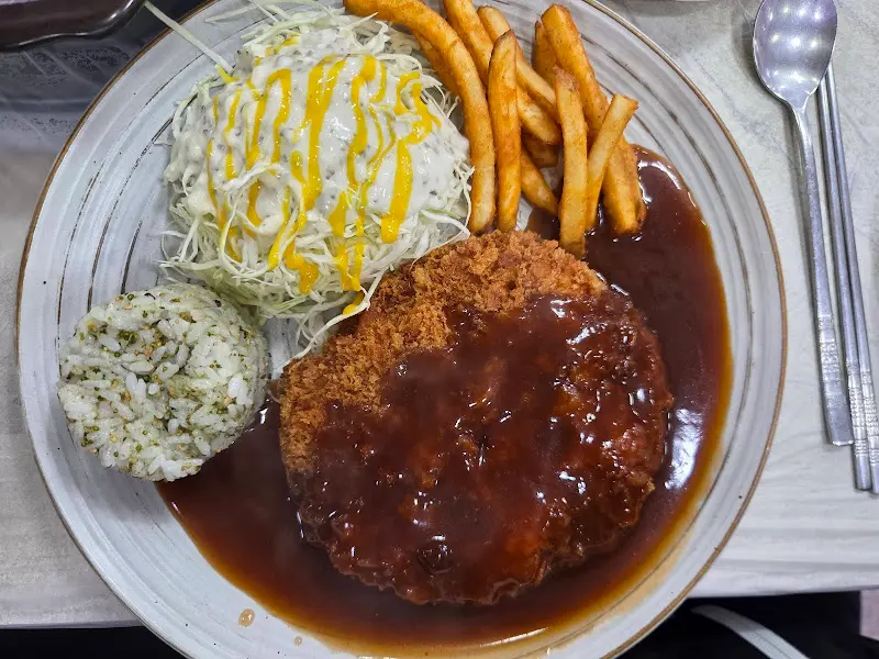 윤기가 흐르는 돈까스