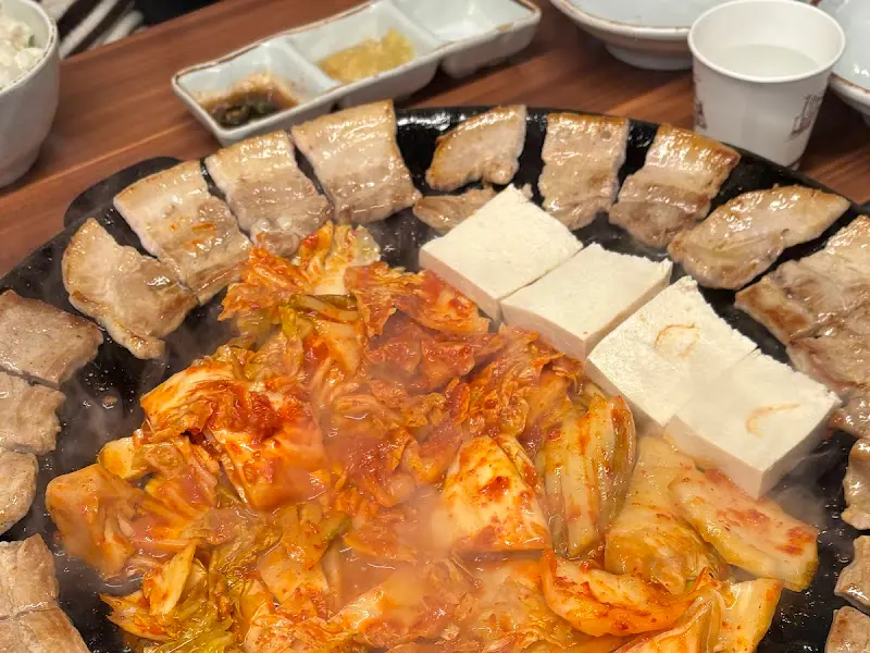 무쇠판 위에 완성된 볶음밥