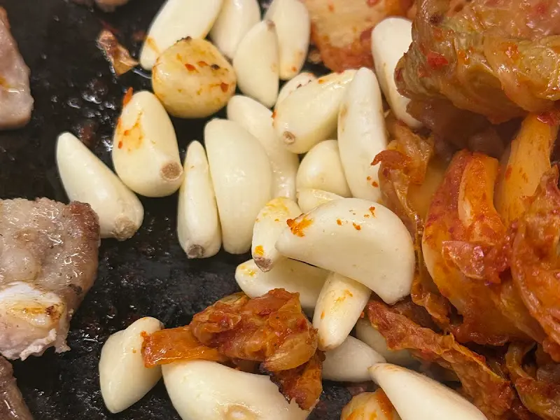 김치와 마늘이 함께 구워지는 모습