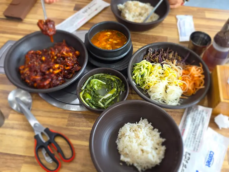 한 상 가득 차려진 쭈꾸미 볶음