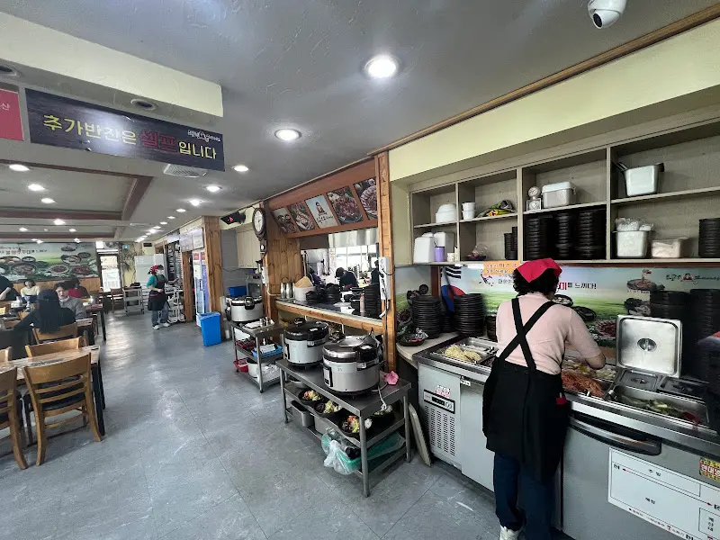 넓고 깔끔한 식당 내부