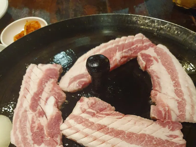 삼겹살과 함께 구워지는 새우