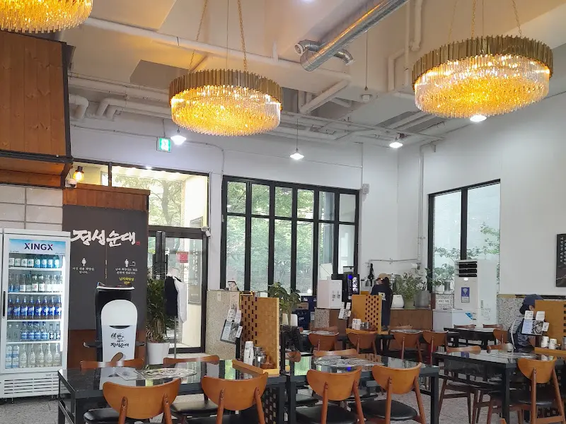 넓고 쾌적한 정성순대 내부