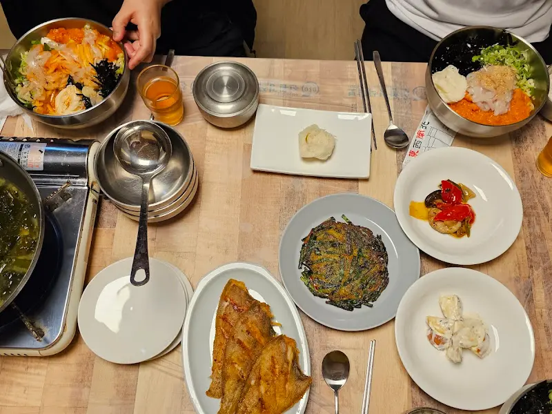 테이블 가득한 음식들