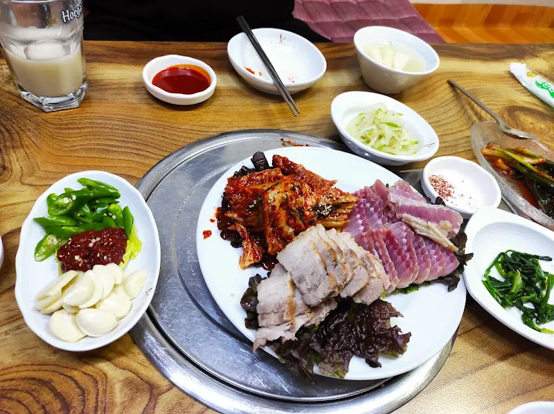 홍어 삼합과 곁들여 먹는 다채로운 채소들