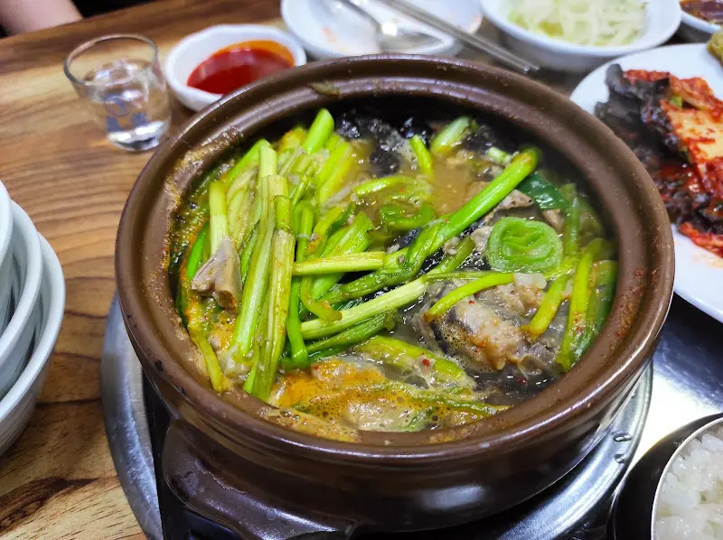 서비스로 제공되는 푸짐한 김치찌개