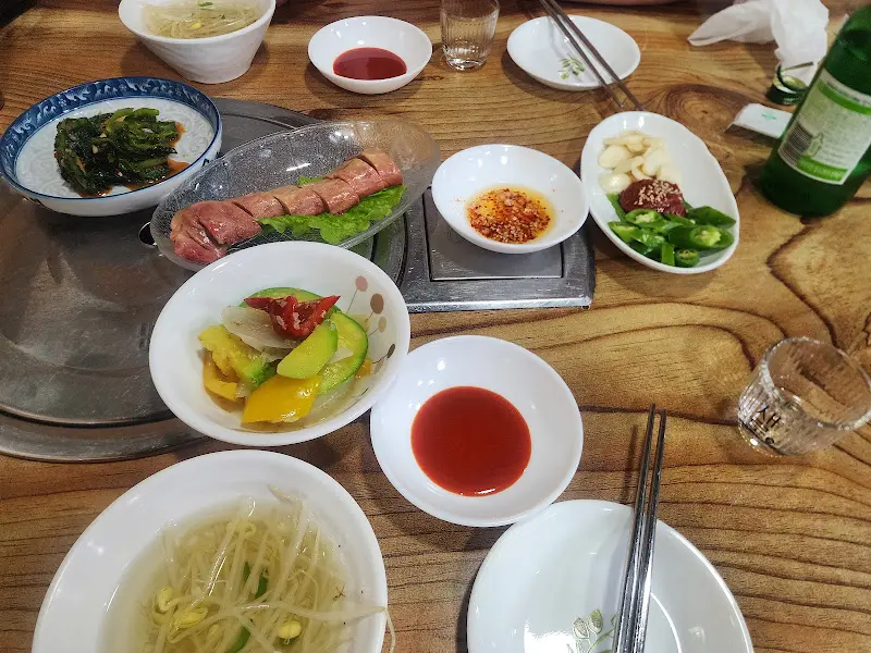 다양한 소스와 곁들여 먹는 홍어 삼합