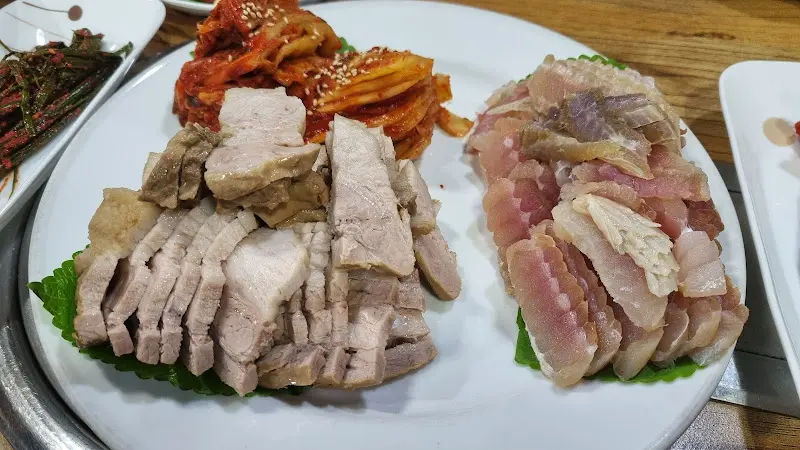 홍어, 수육, 묵은지의 완벽한 삼합