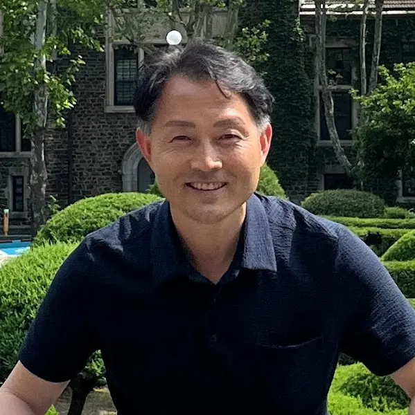 웃고 있는 남자