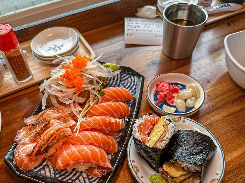 연어 3종 초밥과 연어 무스비