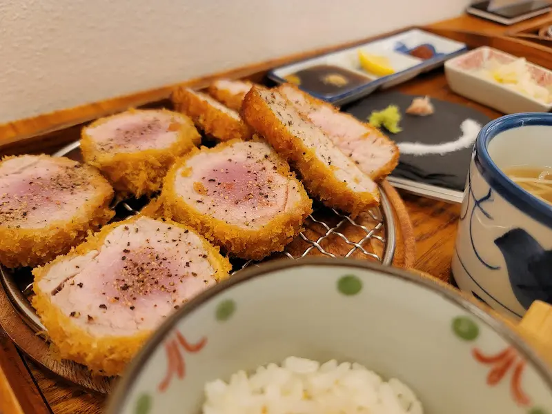 두툼한 떡갈비 돈카츠의 단면