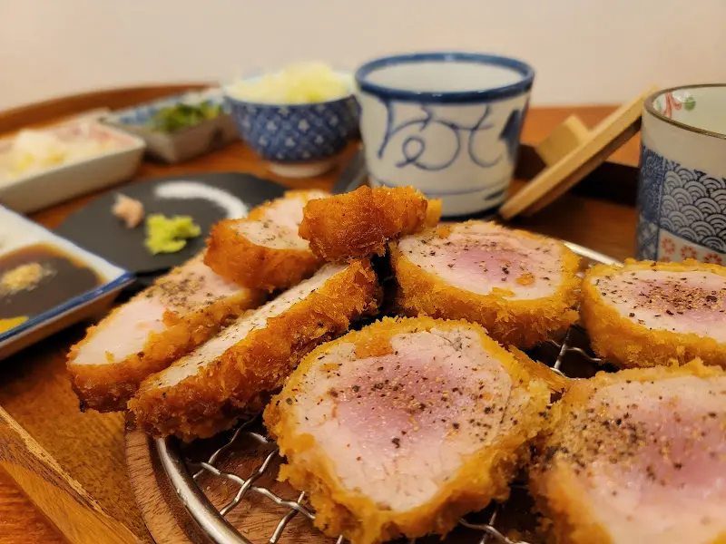 다양한 각도에서 찍은 떡갈비 돈카츠