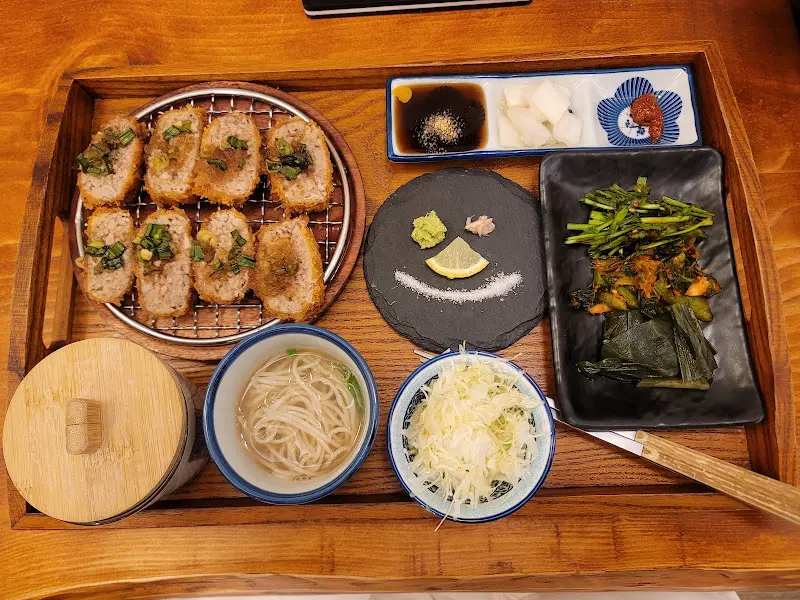 떡갈비 돈카츠 한 상 차림 전체 샷