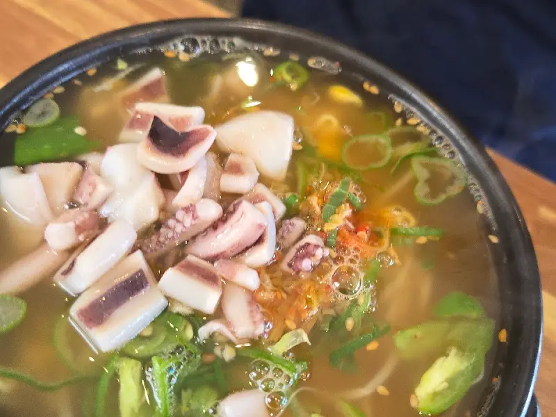 오징어 사리를 추가한 콩나물 국밥