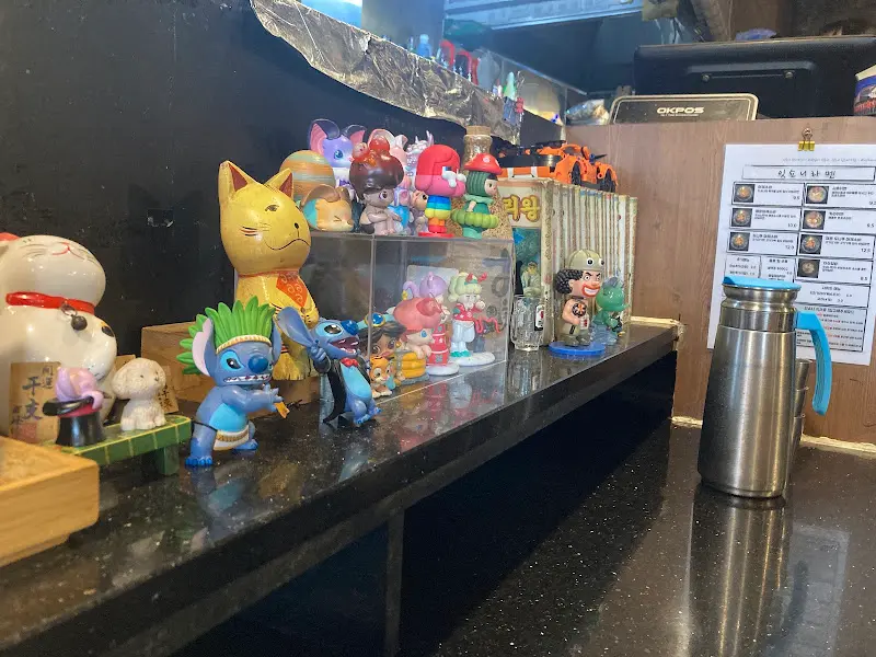 잇쇼니라멘 테이블 위에 놓인 피규어 장식