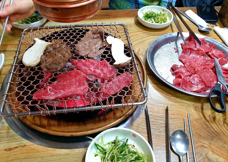 불고기와 버섯이 함께 구워지는 모습