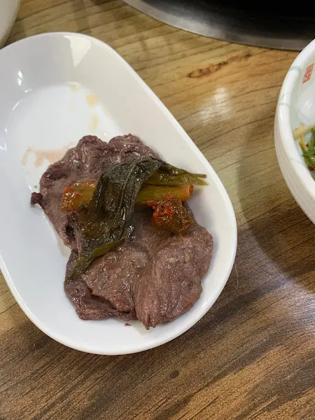 고기와 야채가 함께 담긴 모습