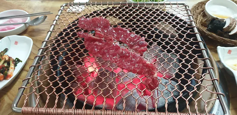 불판 위에서 익어가는 불고기