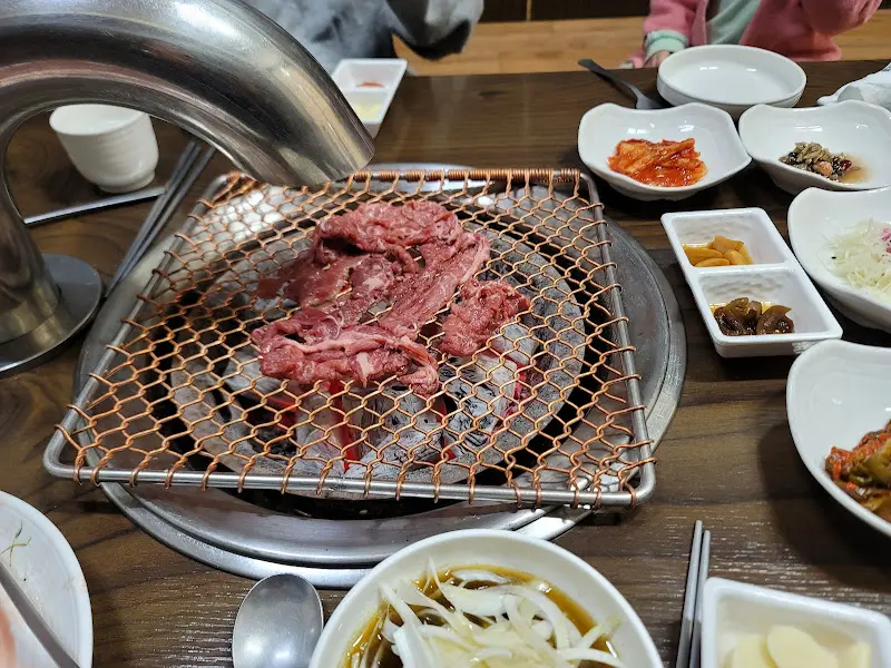 불고기와 다양한 밑반찬이 차려진 테이블