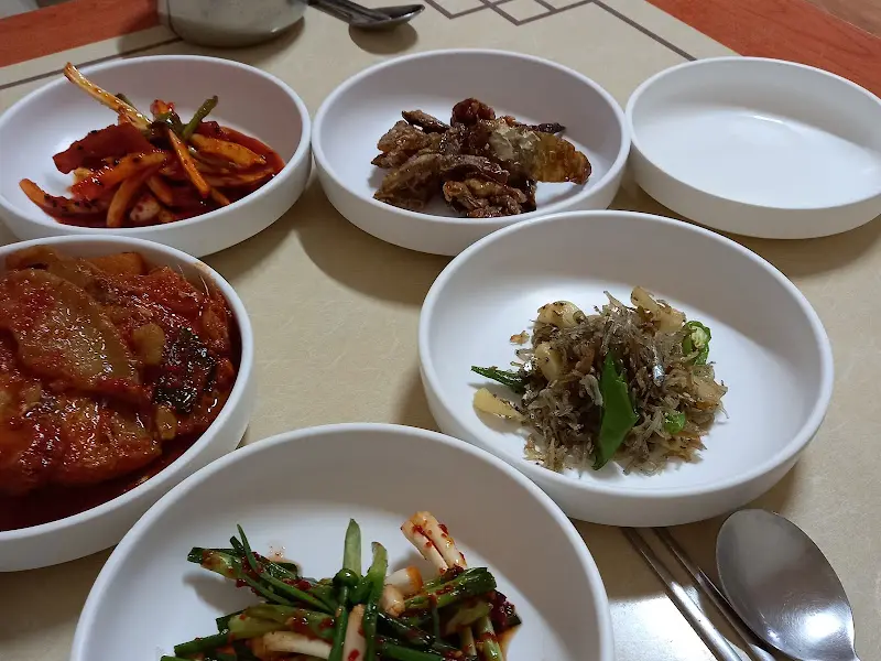 다채로운 반찬들