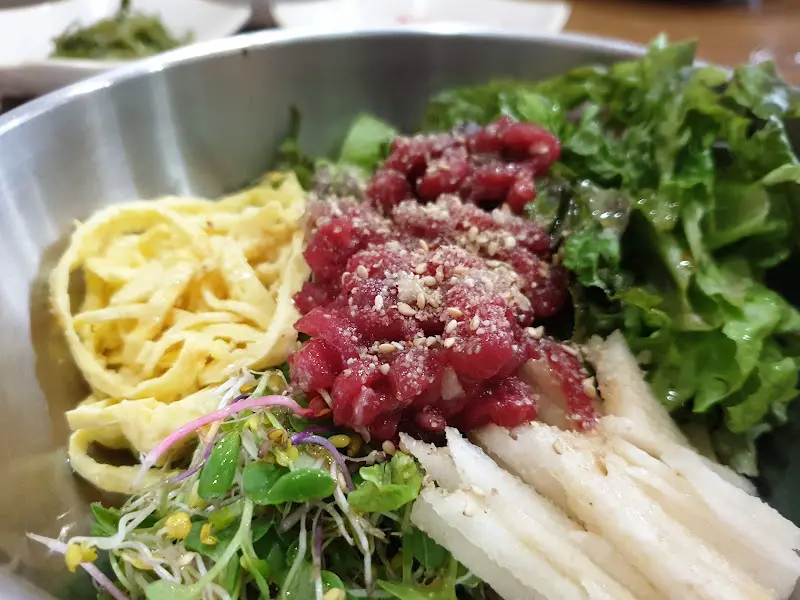 육회비빔밥의 아름다운 비주얼