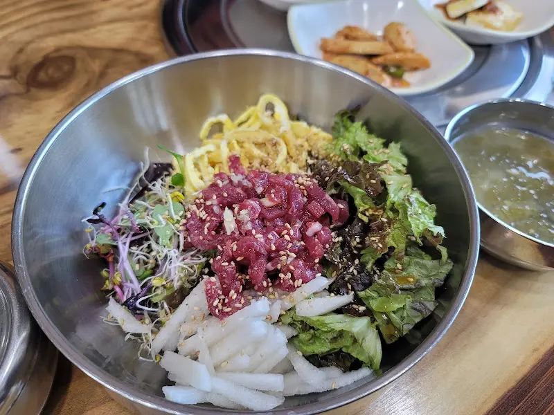 푸짐한 육회비빔밥 한 상 차림