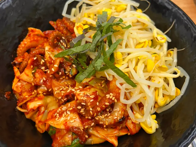 콩나물과 함께 비벼 먹는 불쭈꾸미