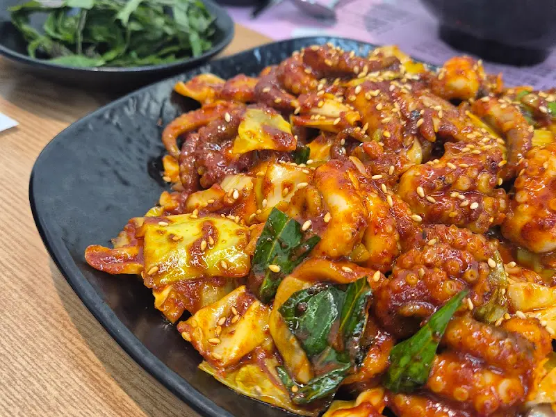 깻잎과 함께 싸 먹는 쭈꾸미