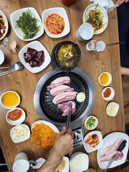 정갈하게 차려진 옥천이생고기의 밑반찬