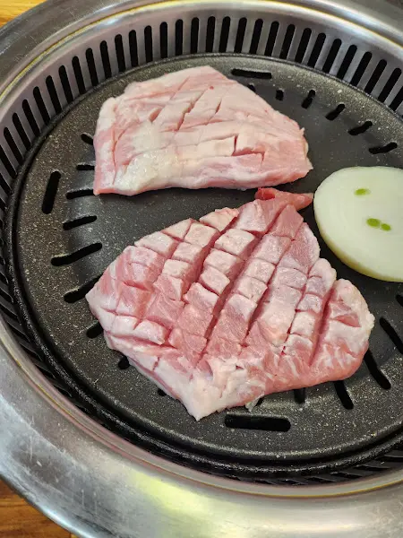 불판 위에서 맛있게 익어가는 갈비살