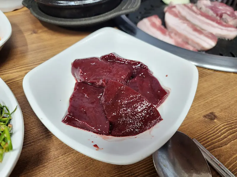 싱싱한 선지가 담긴 접시