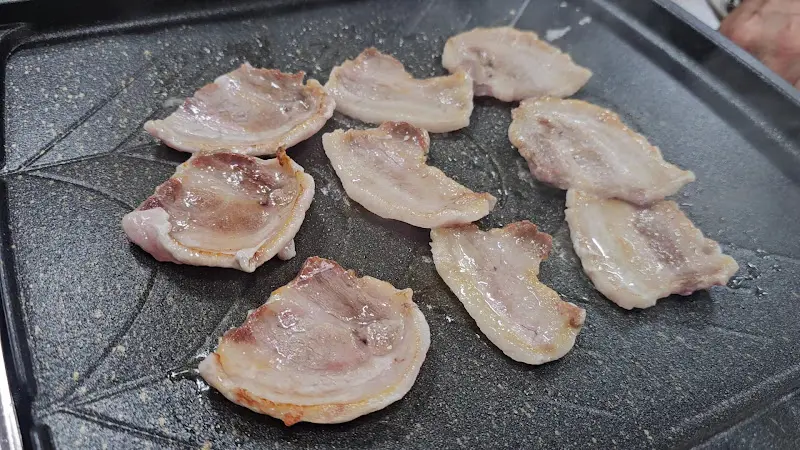 불판 위에서 익어가는 돼지고기