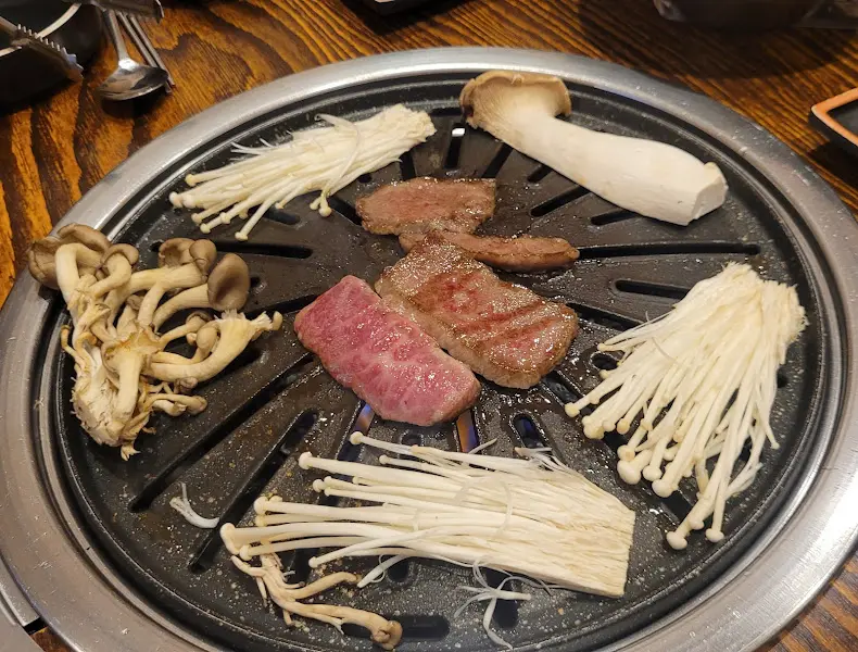 다양한 버섯과 함께 구워지는 고기