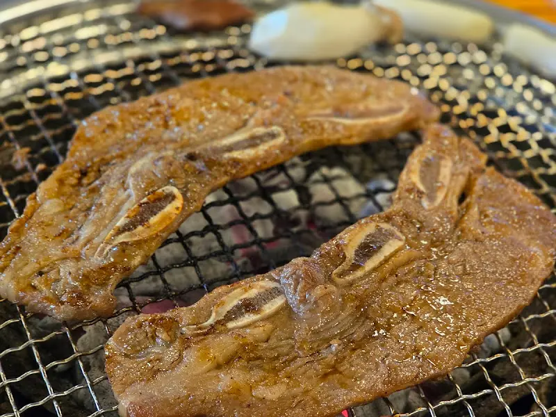 숯불 위에서 구워지는 LA갈비