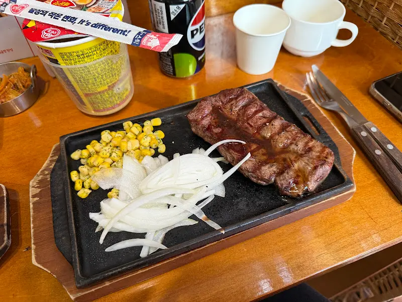 비프스테이크와 컵라면