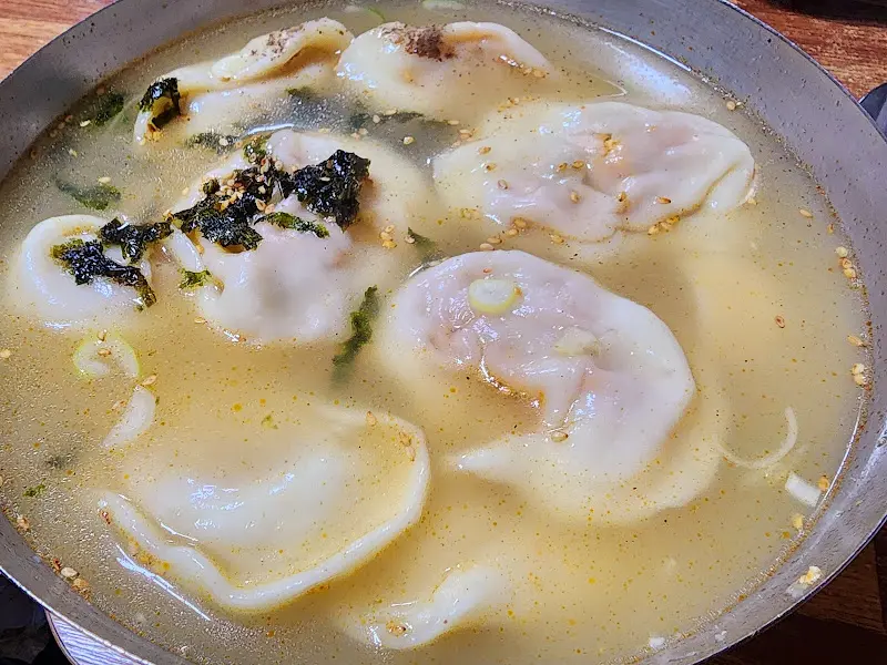 만두가 가득한 칼만두국