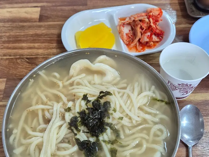 칼만두국과 김치