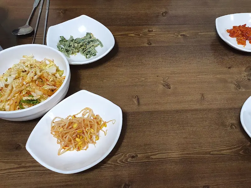 정갈하게 담겨 나온 밑반찬