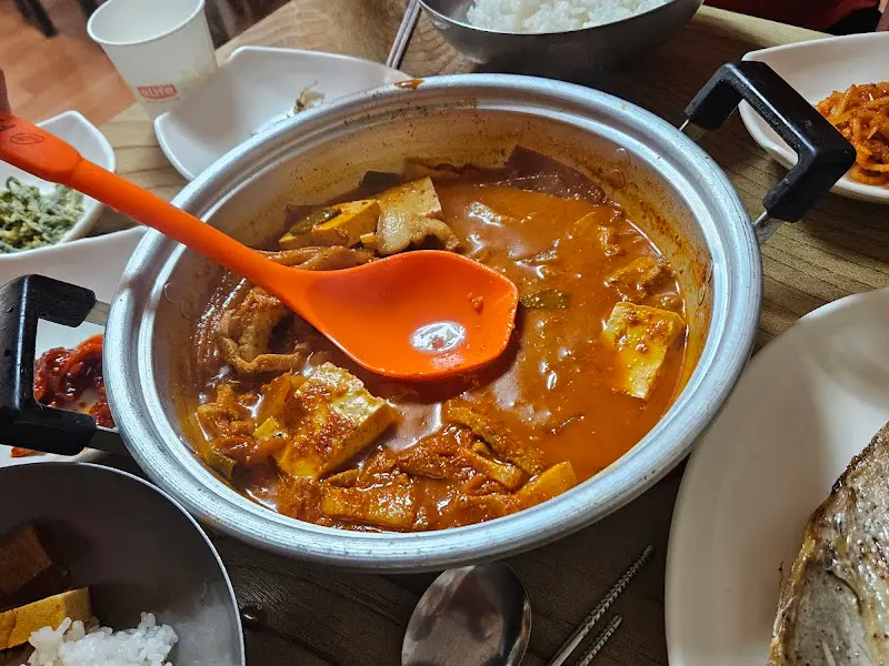 한 상 가득 차려진 된장찌개 백반