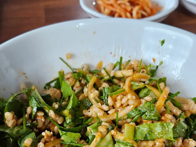 싹싹 비운 보리밥 그릇