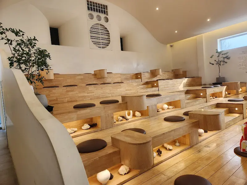 슬지네찐빵 내부 계단식 좌석