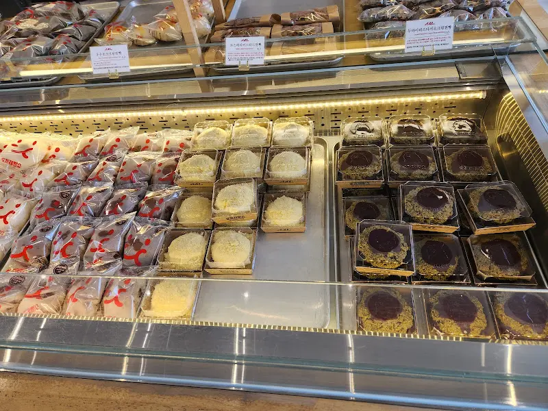 쇼케이스 가득한 빵들