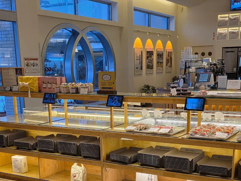 빵과 음료 진열대