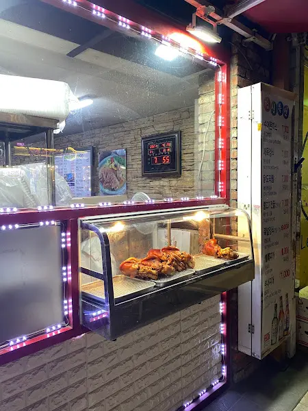 쇼케이스에 진열된 족발