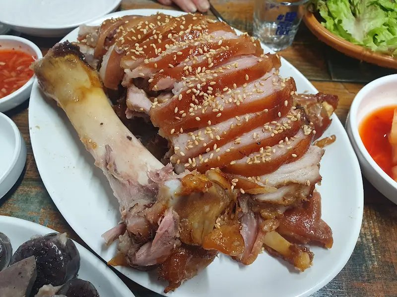 윤기가 흐르는 족발