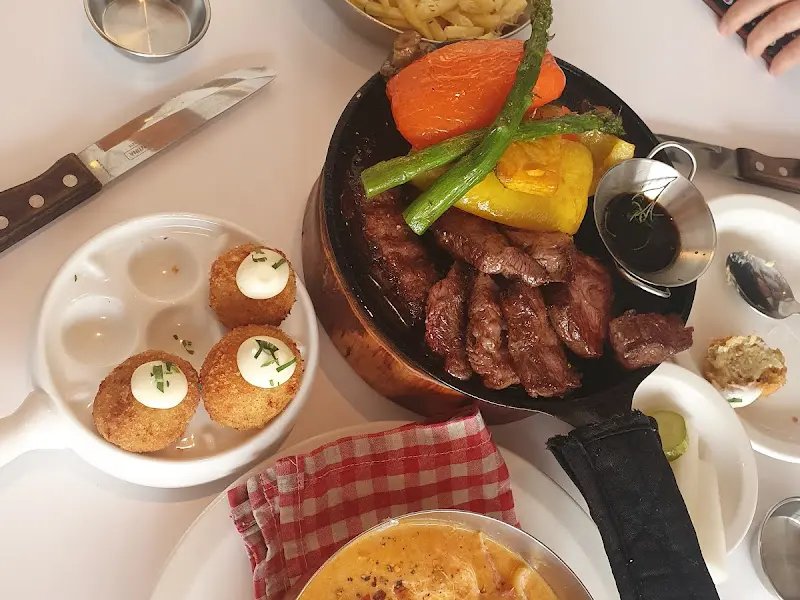 스테이크와 로제 파스타