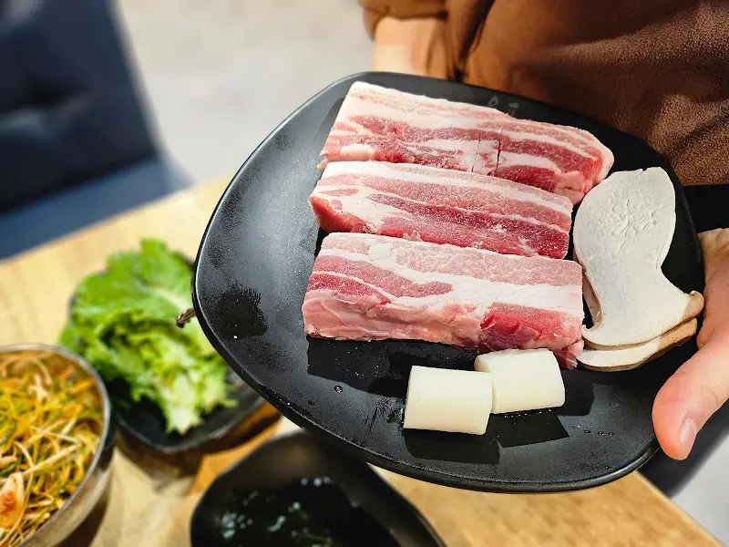 두툼한 숙성 삼겹살