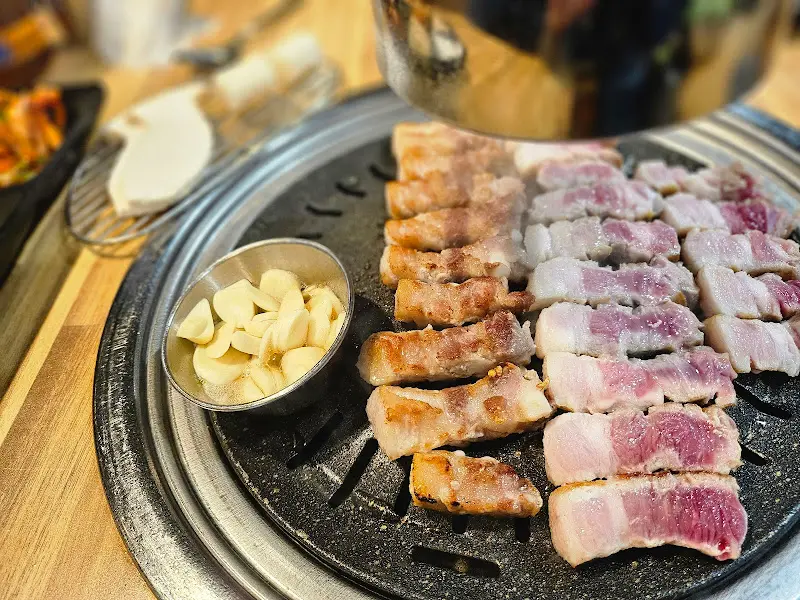 전문가의 손길로 구워지는 삼겹살